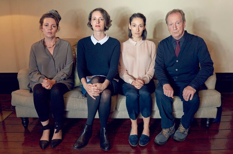 v.l.n.r.: Godmother (Olivia Colman), Fleabag (Phoebe Waller-Bridge), Claire (Sian Clifford) und Dad (Bill Paterson) – Bild: WDR/​Hal Shinnie/​Two Brothers Pictures/​all3media International