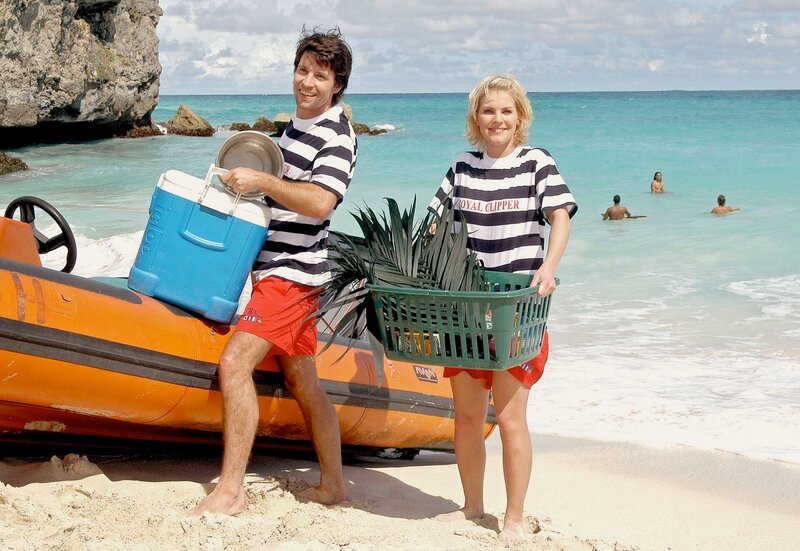 Lisa (Ivonne Schönherr) und Martin (Roman Rossa) bereiten eine Strandparty vor. – Bild: MDR/​ARD Degeto/​Hans-Joachim Pfeiffer