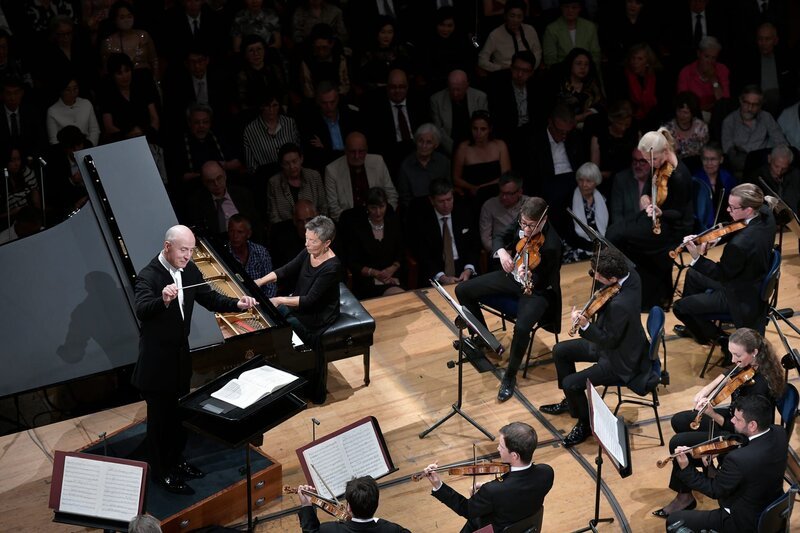 Das LUCERNE FESTIVAL ORCHESTRA unter der Leitung von Paavo Järvi. Am Klavier Maria João Pires. – Bild: ZDF und SRF