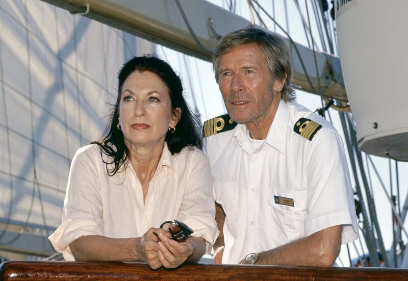 Kapitän Jensen (Horst Janson) kümmert sich um Wilma Fink (Daniela Ziegler), deren Mann sich etwas merkwürdig benimmt. – Bild: MDR/​Degeto/​Mike Gast