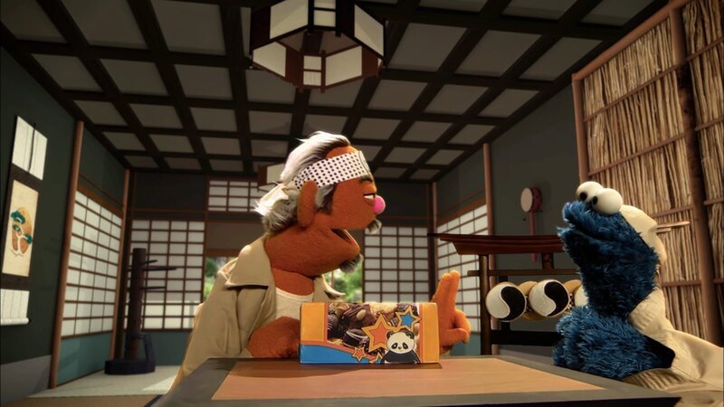 Krümelmoster (r.) in der Sesamstraßen-Parodie von „Karate Kid“ – Bild: NDR/​Sesame Workshop