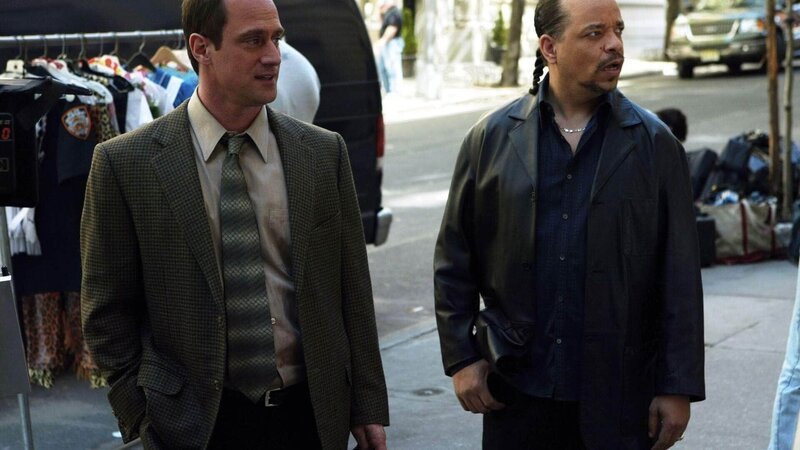 Detective Odafin Tutuola (Ice-T) und Detective Elliot Stabler (Christopher Meloni, l.) suchen das Elternhaus eines sexuell missbrauchten Jungen auf. – Bild: TVNOW /​ Universal