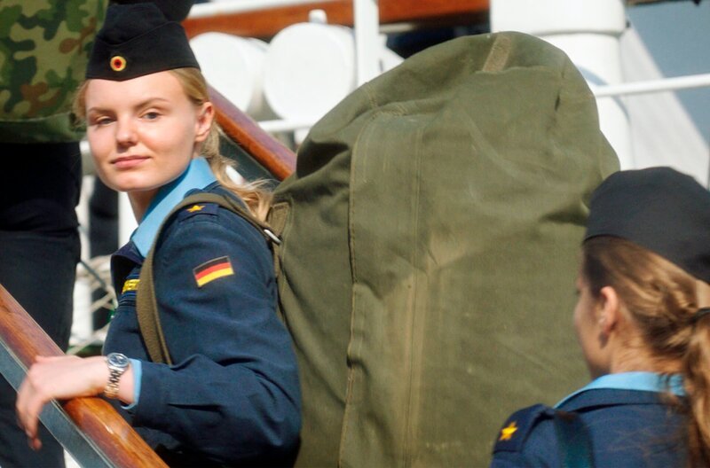 Lilly Borchert (Maria Dragus) geht an Bord. Weitere Fotos erhalten Sie auf Anfrage. – Bild: NDR/UFA GmbH Lilly Borchert (Maria Dragus) geht an Bord. Weitere Fotos erhalten Sie auf Anfrage. – Bild: NDR/UFA GmbH
