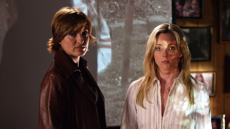 Detective Olivia Benson (Mariska Hargitay, l.) hat den Verdacht, dass Emma Spevak (Jane Krakowski) eine Massenmörderin ist. – Bild: TVNOW