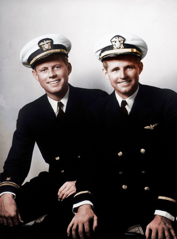 Lt.(jg) John F. Kennedy (l.) und Ensign Joseph P. Kennedy (r.) – Bild: phoenix/​ZDF