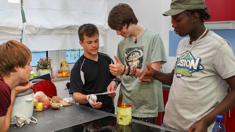 Von links: Aaron, Marlon, Alexey und Michael sind für ihr Mittagessen selbst zuständig – und das ist gar nicht so einfach! – Bild: ZDF und Georg Bussek./​Georg Bussek
