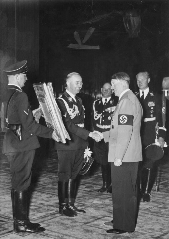 Heinrich Himmler (m.) und Adolf Hitler (r.) – Bild: Photo 12 /​ Universal Images Group via Getty /​ Universal Images Group Editorial