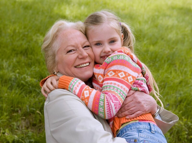 Großmutter Almut (Angelika Bender) mit Ihrer Enkelin Lilie (Lotte Hanné). – Bild: SWR/​Maria Wiesler