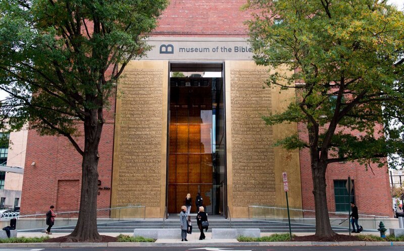 Das neue Museum of the Bible, ein 430.000 Quadratfuß (39.948 Quadratmeter) großes Museum, das der Geschichte, Erzählung und Wirkung der Bibel gewidmet ist, wird am 14. November 2017 in Washington, DC, besichtigt. – Bild: SAUL LOEB /​ AFP via Getty Images /​ AFP
