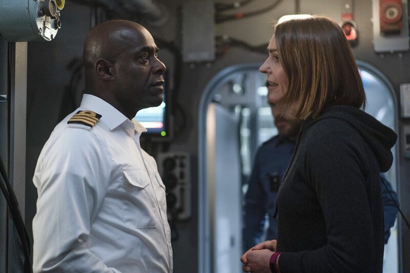 U-Boot-Kommandant Newsome (Paterson Joseph) steht den Behauptungen der Kommissarin Amy Sylva (Suranne Jones) skeptisch gegenüber und droht, ihre Ermittlungen einzustellen. – Bild: BBC/​World Productions