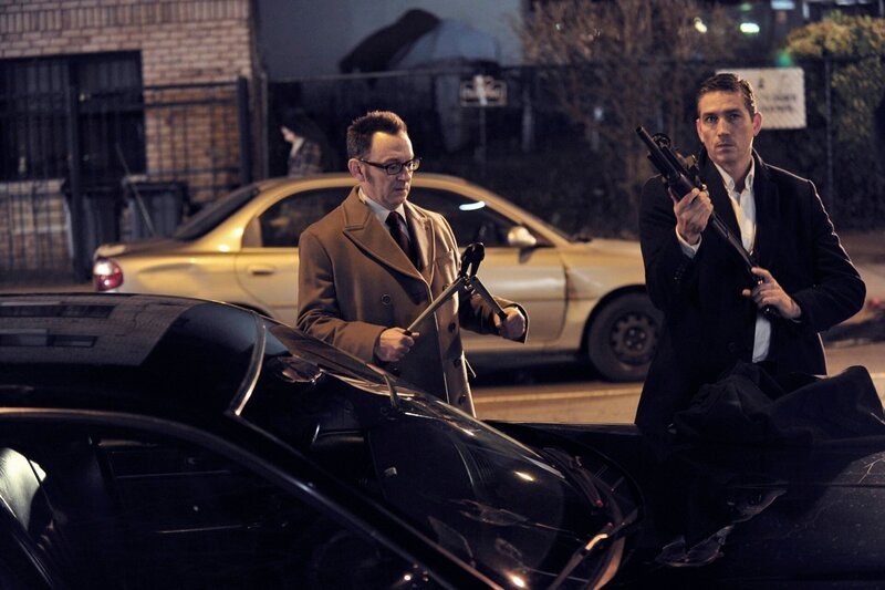 Finch (Michael Emerson, li.) und John (Jim Caviezel) bewaffnen sich, um Darren vor den Gangmitgliedern zu schützen. – Bild: Courtesy of Warner Brothers