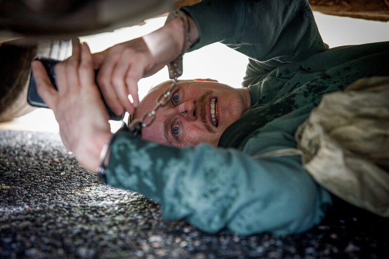 Der pfiffige Gangster Sylvester (Johan Widerberg) versucht, im letzten Moment die Bombe unter dem Auto zu entschärfen. – Bild: ZDF und Johan Paulin./​Johan Paulin