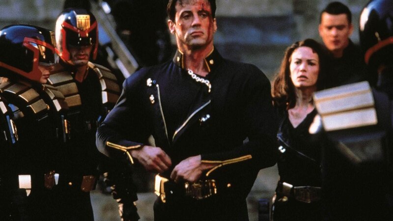 Trotz der Bemühungen von Judge Hershey (Diane Lane, re.) erhält Judge Dredd (Sylvester Stallone, Mi.) die höchstmögliche Strafe. Er wird in die „Verfluchte Zone“ verbannt. Aber so leicht gibt er nicht auf … – Bild: RTL