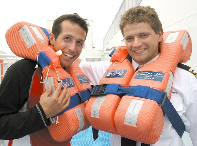 Willi und Jörg mit Rettungsweste. – Bild: BR/​Megaherz