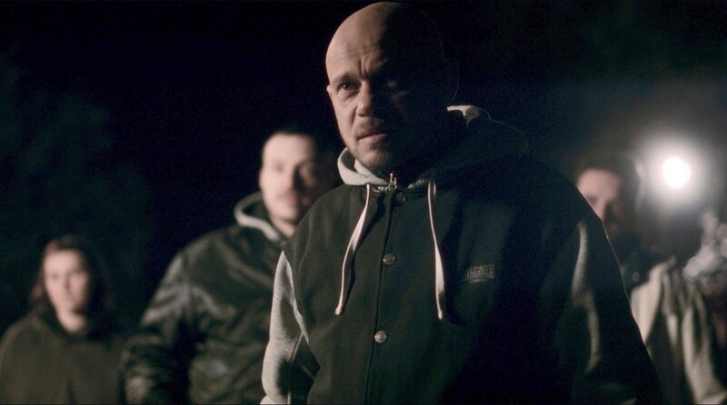 Dirk (Antonio Wannek) wartet mit seinen Schlägern vor der Kneipe auf Meysam – Bild: MDR/Filmakademie Baden-Württemberg/Adrian Langenbach Dirk (Antonio Wannek) wartet mit seinen Schlägern vor der Kneipe auf Meysam – Bild: MDR/Filmakademie Baden-Württemberg/Adrian Langenbach