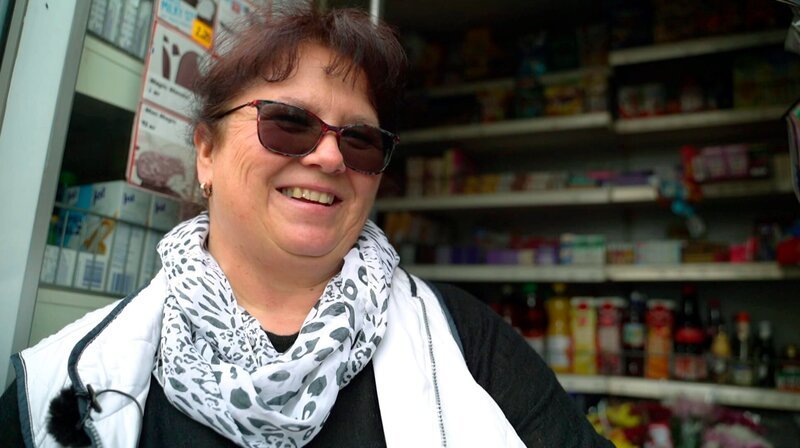 Morgens um halb sieben belädt Annet Schwär ihren LKW. Alles, was zu einem ordentlichen Supermarktsortiment gehört, kommt mit. „Tausend verschiedene Waren auf acht Quadratmetern“, sagt sie. Und wenn doch etwas fehlt, bestellt sie es für ihre Kunden. Der Film begleitet den rollenden Supermarkt, eine fahrende Zahnärztin und eine mobile Bankfiliale. – Annet Schwär fährt seit 30 Jahren mit ihrem Laden durch die Lausitz. – Bild: rbb Morgens um halb sieben belädt Annet Schwär ihren LKW. Alles, was zu einem ordentlichen Supermarktsortiment gehört, kommt mit. „Tausend verschiedene Waren auf acht Quadratmetern“, sagt sie. Und wenn doch etwas fehlt, bestellt sie es für ihre Kunden. Der Film begleitet den rollenden Supermarkt, eine fahrende Zahnärztin und eine mobile Bankfiliale. – Annet Schwär fährt seit 30 Jahren mit ihrem Laden durch die Lausitz. – Bild: rbb