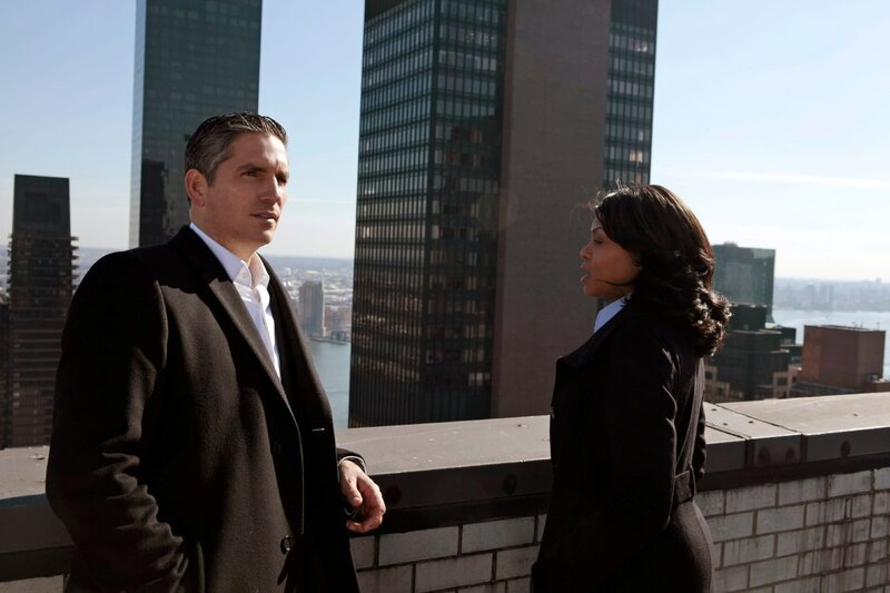 Reese (Jim Caviezel) trifft sich mit Carter (Taraji P. Henson), um Informationen auszutauschen. – Bild: Warner Brothers