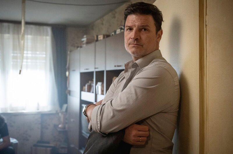Maik Briegand (Misel Maticevic) macht sich Sorgen um seinen alkoholkranken Vater Karl. – Bild: MDR/​Moovie/​Anke Neugebauer