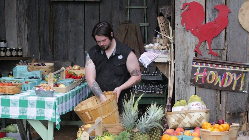 Ian grabbing ingredients for his Rum. – Bild: Discovery Channel /​ Discovery Communications, LLC