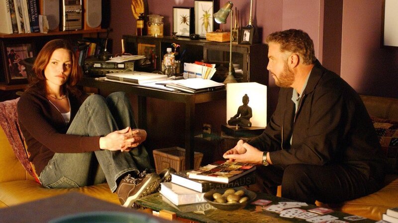 Grissom (William Petersen) besucht Sara (Jorja Fox) und versucht herauszufinden, warum sie bei den Fällen von häuslicher Gewalt immer so emotional reagiert. Doch zunächst blockt Sara ab … – Bild: MG RTL D /​ CBS