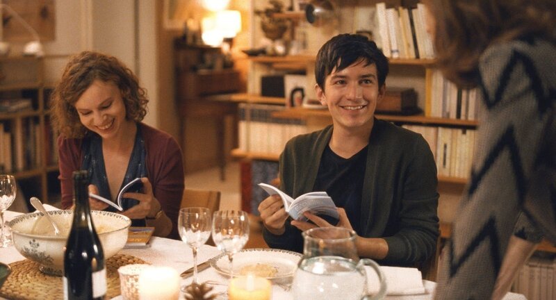 Chloé (Sarah Le Picard) und Johann (Solal Forte) feiern Weihnachten bei ihrer Mutter. – Bild: port.hu Chloé (Sarah Le Picard) und Johann (Solal Forte) feiern Weihnachten bei ihrer Mutter. – Bild: port.hu