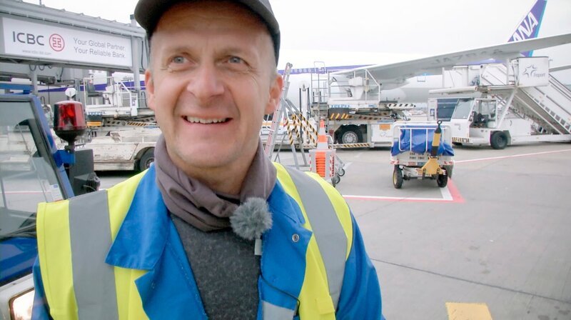 Der Schlepperfahrer Steffen Meilinger auf dem Frankfurter Flughafen. – Bild: HR