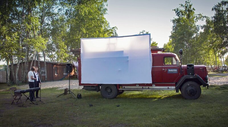 Ein Kino auf Rädern. Am Bergwitzsee sorgt Tobias mit seinem alten Feuerwehrauto für Aufsehen. Der Hobby-Filmvorführer schläft nicht nur darin, sondern präsentiert damit auch alte Stummfilme. Dazu macht er die passende Musik. – Bild: NDR/​MDR/​timeline