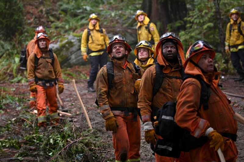 „Two Pink Lines“ – Bode and his fellow prison inmate firefighters band together with the civilian station 42 crew to battle a monstrous fire that erupts after a plane crash. Meanwhile, the crews welcome a new member to the family, on FIRE COUNTRY, airing on a special day and time immediately following the AFC Championship Game, Sunday, Jan. 29 (10:00–11:00 PM, ET; 9:00–10:00 PM, CT; 8:00–9:00 PM, MT; 7:00–8:00 PM, PT) on the CBS Television Network and available to stream live and on demand on Paramount+*. (Time is approximate after post-game coverage.) Pictured: Max Thieriot as Bode Donovan, Stephanie Arcila as Gabriela Perez, and W Tre Davis as Freddy Mills. Photo: Sergei Bachlakov/​CBS – Bild: CBS