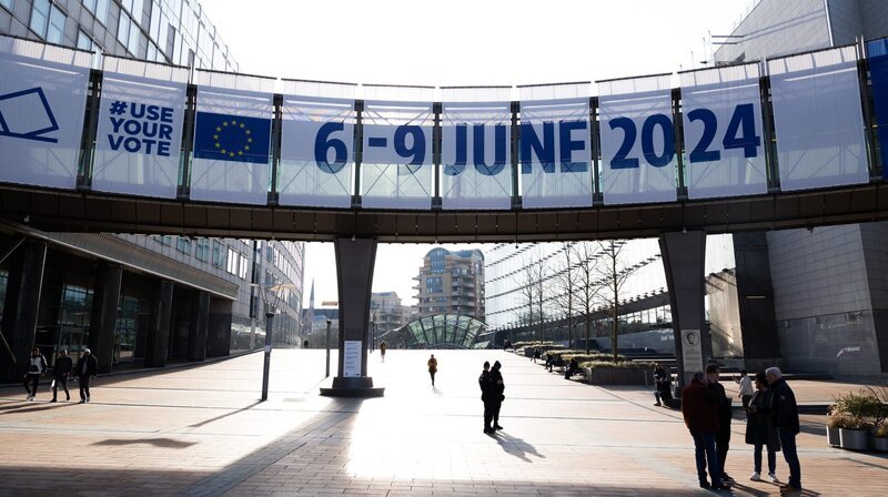 Wahlerinnerung auf dem Simone-Veil-Platz am EU-Parlamentsgebäude, Brüssel. – Bild: taglicht media GmbH/​Europäische Union 2024/​Alexis Haulot