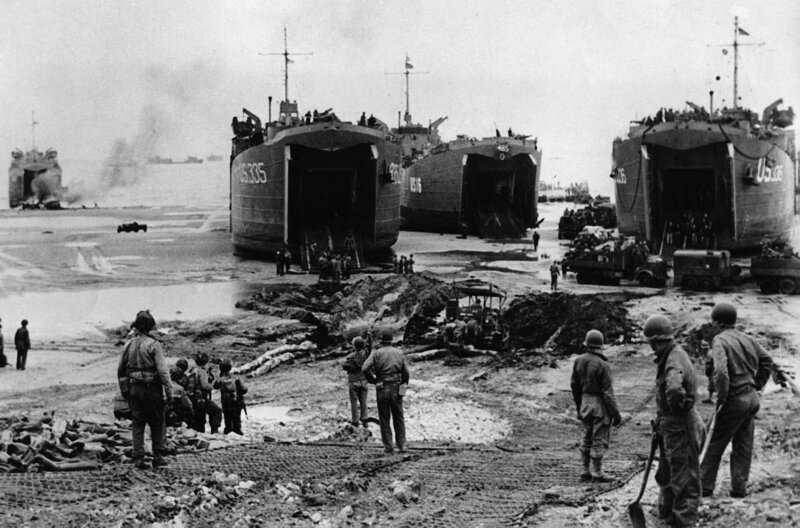 Landung in der Normandie am 6. Juni 1944 (D-Day). Pioniere der US-Armee und der US-Navy entladen Material am Strand von Omaha Beach. – Bild: WDR/imago images/Leemage Landung in der Normandie am 6. Juni 1944 (D-Day). Pioniere der US-Armee und der US-Navy entladen Material am Strand von Omaha Beach. – Bild: WDR/imago images/Leemage