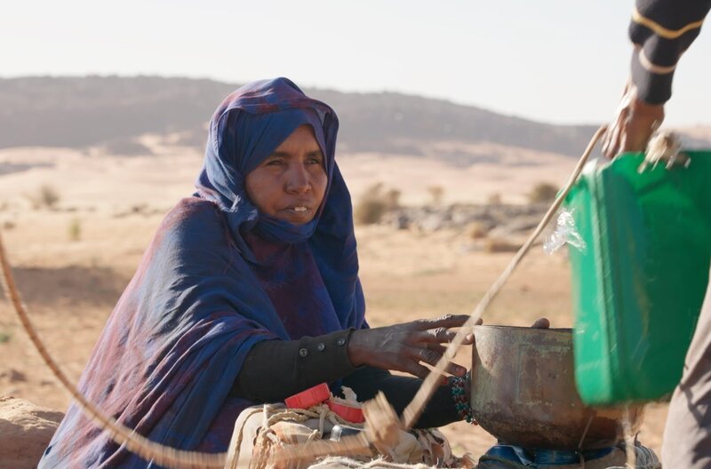 Kedja ist Nomadin und lebt mitten in der Sahara. Jeden zweiten Tag läuft sie mit ihren Eseln eine halbe Stunde zum Brunnen, um Wasser zu holen. – Bild: NDR/​Samuel Häde