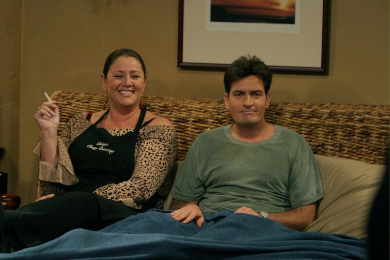 Evelyn gibt bekannt, dass sie eine Auszeichnung von der Immobilienbranche erhält und dass Charlie und Alan eine Party zu ihren Ehren ausrichten werden. Mayhem folgt, wenn Berta und ihre Schwester zustimmen, das Ereignis zu versorgen, aber Geschwisterrivalität steht im Mittelpunkt. – Bild: Turner /​ © Warner Bros. Entertainment Inc.