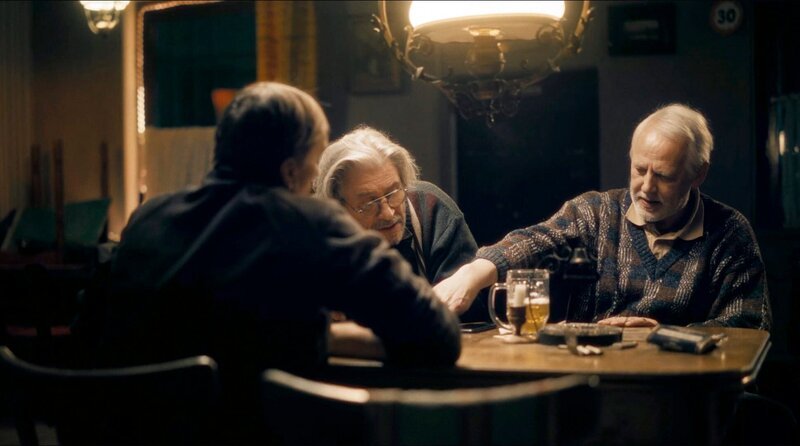 Wirt Dieter (André M. Hennicke) spielt mit seinen Stammgästen (Michael Kind, Frank Leo Schröder, re.) Skat – Bild: MDR/Filmakademie Baden-Württemberg/Adrian Langenbach Wirt Dieter (André M. Hennicke) spielt mit seinen Stammgästen (Michael Kind, Frank Leo Schröder, re.) Skat – Bild: MDR/Filmakademie Baden-Württemberg/Adrian Langenbach