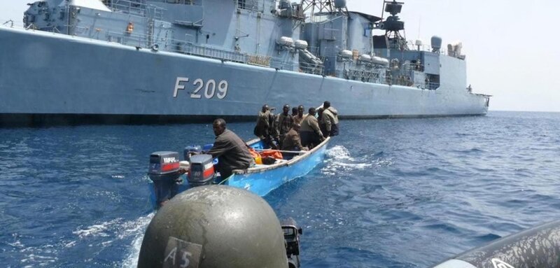 Somalische Piraten nehmen oft Gefangene auf Schiffen. – Bild: n-tv