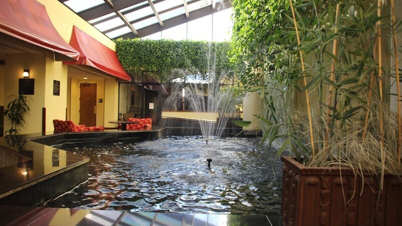 A shot of the water garden, a feature in the lobby of the Capital Plaza Hotel in Frankfort, KY, as seen on Travel Channel’s Hotel Impossible. – Bild: 2015, The Travel Channel, L.L.C. All Rights Reserved.