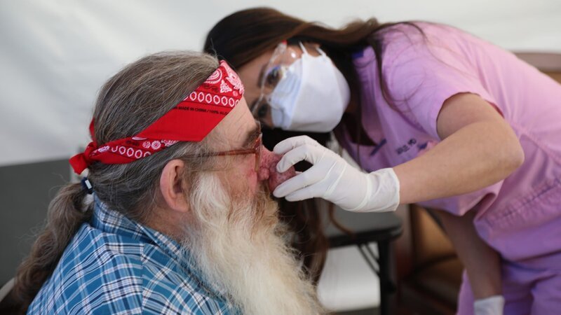 Dr. Lee examines Terry’s nose in the covid tent. – Bild: TLC /​ Photobank. /​ Discovery Communications, LLC