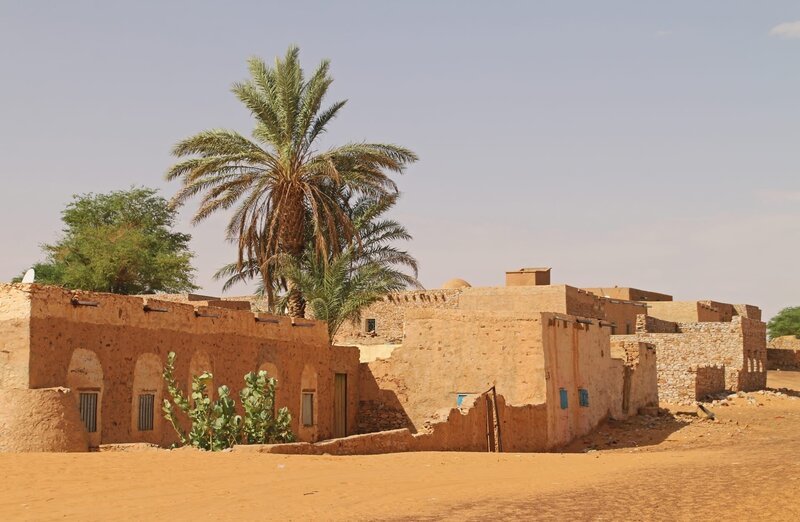 Antike Stadt Chinguetti in Mauretanien. Aussicht auf Ruinen, Straßen und Moscheen in der Altstadt – Bild: Ekaterina Khudina Antike Stadt Chinguetti in Mauretanien. Aussicht auf Ruinen, Straßen und Moscheen in der Altstadt – Bild: Ekaterina Khudina