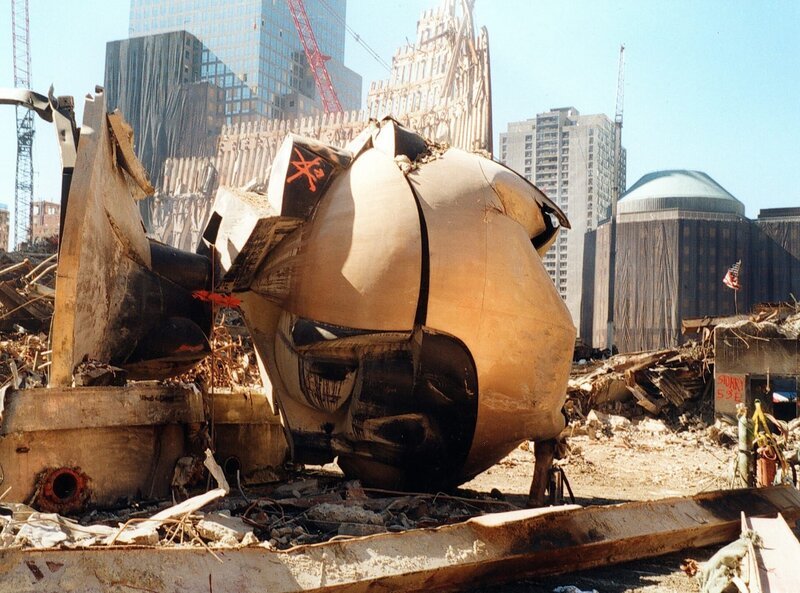 Die beschädigte Kugel im Ground Zero am 15.Oktober 2001. – Bild: BR/​pelemele film