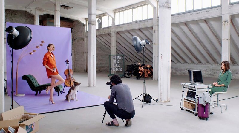 Ella (Alexandra Sagurna) hat ihren ersten Job als Model für eine Hundefutter-Werbekampagne. – Bild: MDR/​Antonia Giesler