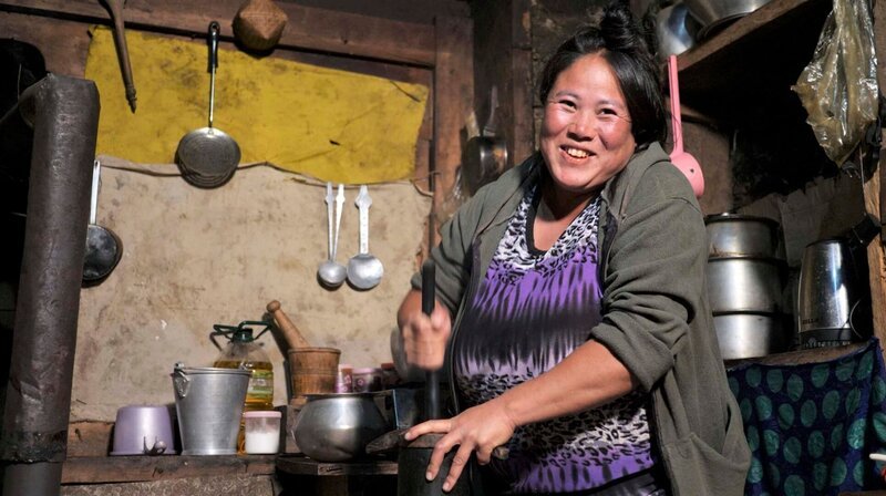 Bäuerin Choki bereitet das Lieblingsgetränk der Menschen im Hochland Bhutans zu: Buttertee. – Bild: NDR/​Irja von Bernstorff/​Sonam Rinzin