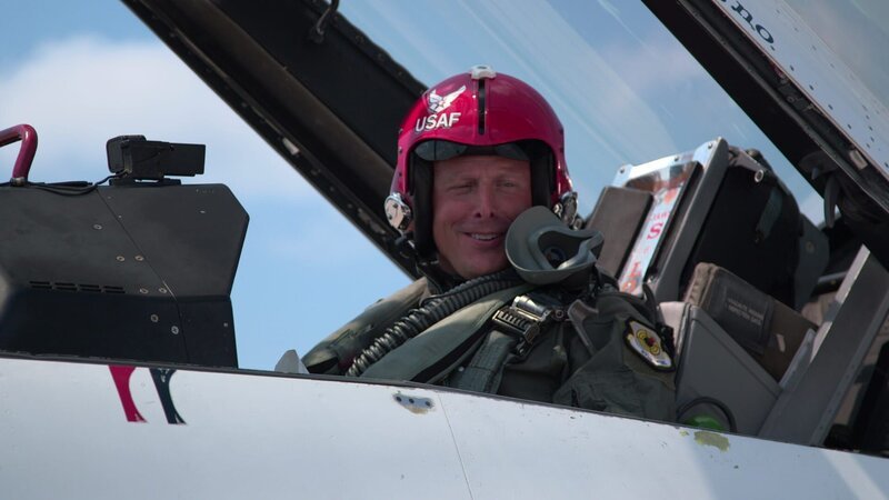Joe in cockpit of jet. – Bild: International Networks /​ Discovery Communications