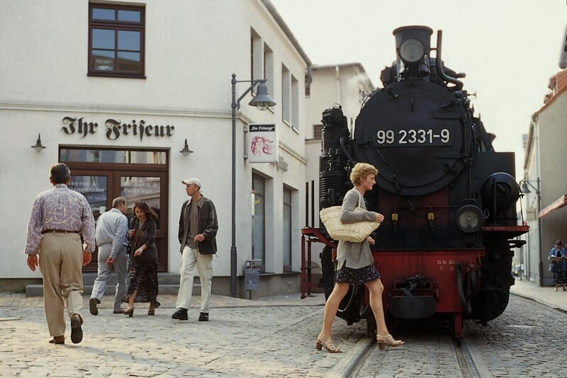 A4. Nina Petri (Julia) vor der Kleinbahn in Bad Doberan. – Bild: ZDF und NDF
