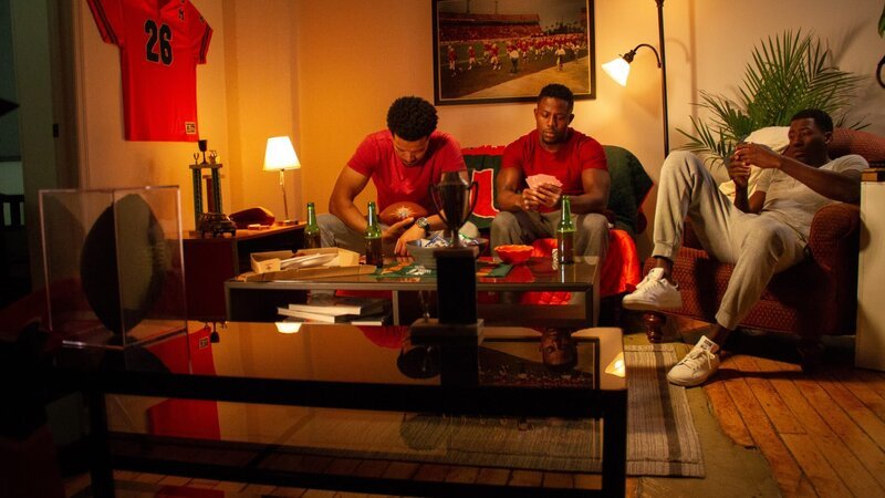 Marlin, Earl and a teammate play cards at their apartment. – Bild: Jeff Schultz /​ Discovery Communications /​ Investigation Discovery