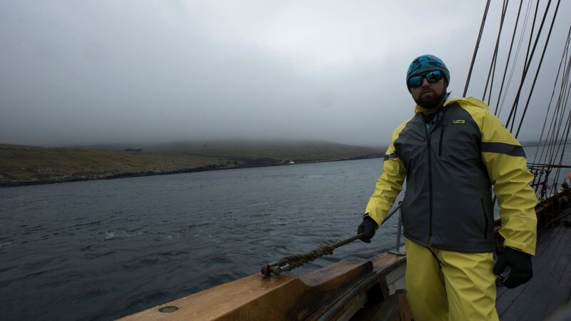 Forrest Galante approaches Faroe Islands by ship. – Bild: Discovery Communications