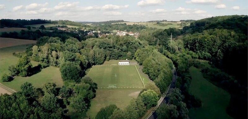 Der Sportplatz in Bobenhausen – der Ort des Verschwindens von Johanna. – Bild: HR