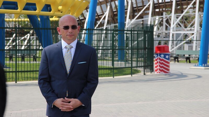 Host Anthony Melchiorri is at Fun Spot USA, a family owned amusement park in Orlando, FL and within walking distance of the Anice Inn, a hotel in need of some major renovations, as seen on Travel Channel’s Hotel Impossible. – Bild: 2015, The Travel Channel, L.L.C. All Rights Reserved.