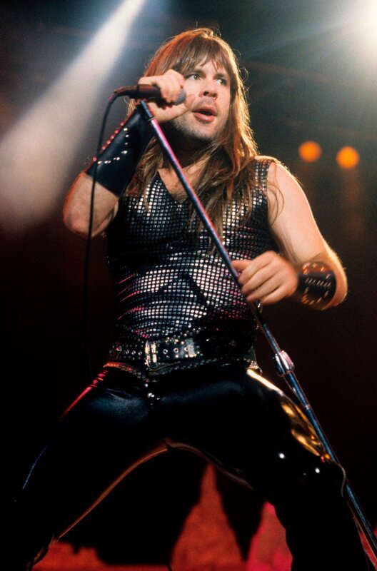 Iron- Maiden-Frontmann Bruce Dickinson gilt als Vorreiter des opernhaften Gesangs im Heavy Metal. Ganz nebenbei ist der Brite ein international anerkannter Fechter und Flugzeugpilot. – Bild: HR/​SWR/​Vibrophil Media