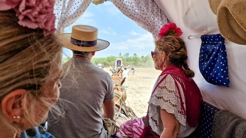 Auf Pferden und in geschmückten Kutschen machen sich die Pilger auf den Weg durch den Nationalpark Coto de Doñana zum Wallfahrtsort El Rocío. Der Flamenco spielt bei diesem Pilgerfahrt eine große Rolle. Die Frauen tragen aufwändige Flamenco-Kostüme. Überall wird gesungen, getanzt und gebetet. – Bild: ORF/​The Big Story Film /​ Marcel Mettelsiefen
