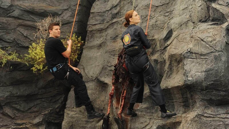 Brennan (Emily Deschanel) und Booth (David Boreanaz) müssen zum Fundort der Leiche klettern. – Bild: RTL /​ FOX