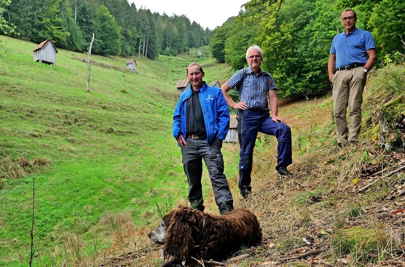 Knapp 1800 Heuhütten gibt es in der Region rund um Forbach im Nordschwarzwald, die Hans-Jörg Wiederrecht, Johannes Wunsch und Klaus Wunsch (v.l.n.r.) auf gemeinsamen Wanderungen immer wieder erkunden. – Bild: SWR